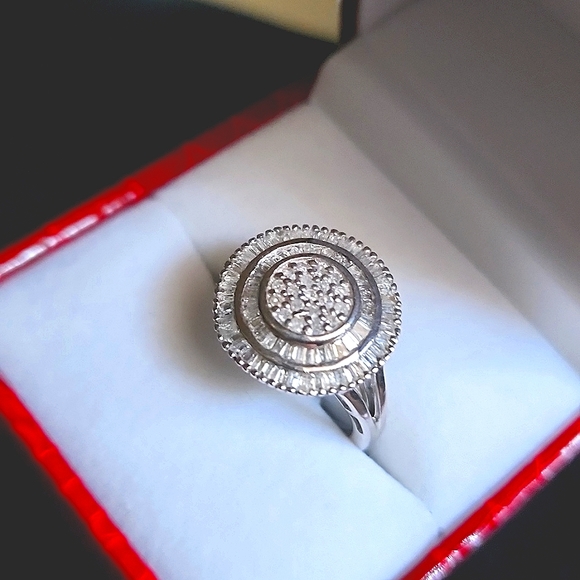 BEYOND STUNNING ROUND & BAGUETTE DIAMOND RING!!! - Picture 7 of 9